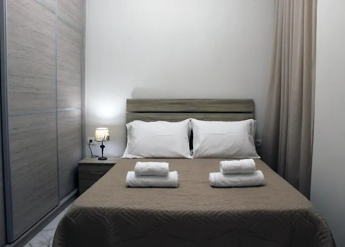 Monica's Luxury 하니아